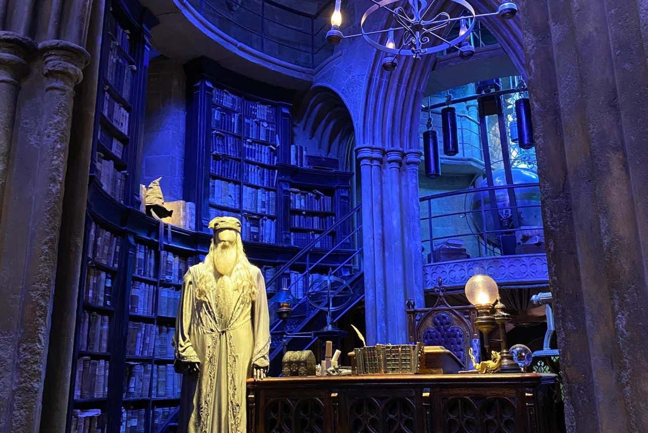 Exibição do cenário do escritório do Dumbledore, com luz azulada e um manequim representando o personagem