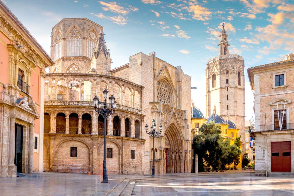 La catedral de Valencia, emplazada en una plaza en un día despejado