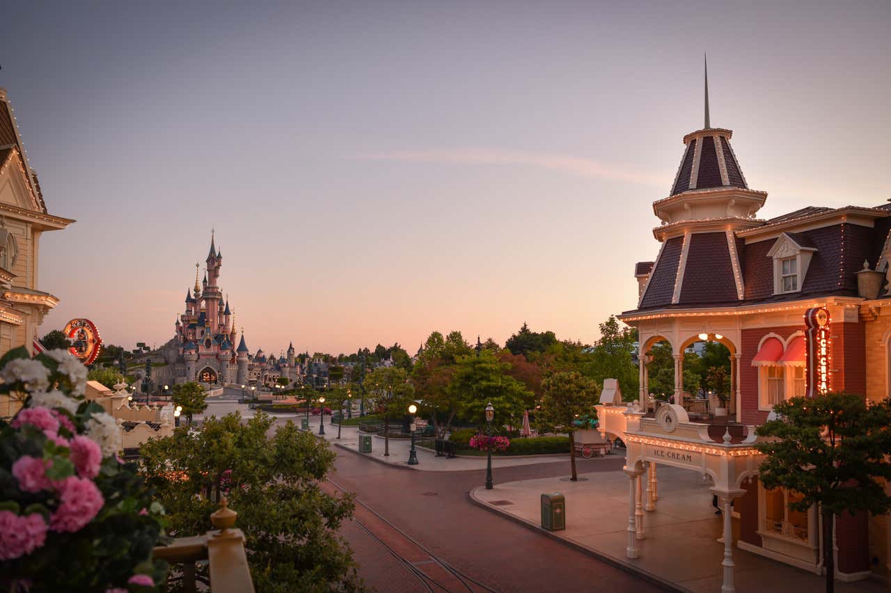 Cielo anaranjado al atardecer en Disneyland Paris