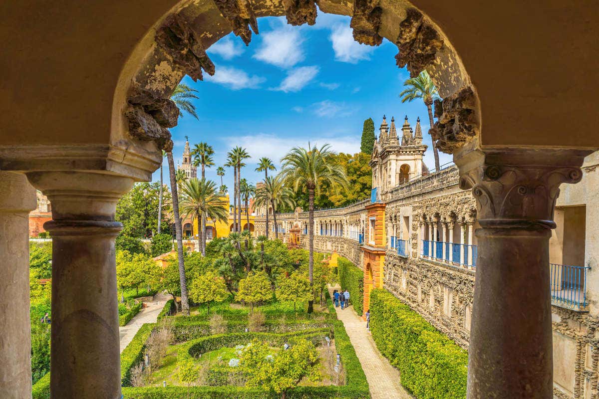 Jardines del Alcázar de Sevilla desde un mirador con columnas