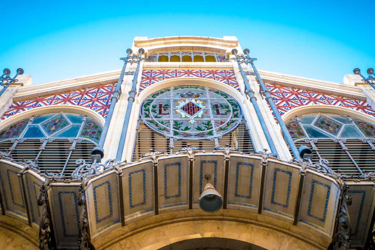 Fachada del Mercado Central de Valencia, donde se puede apreciar sus tres naves y su pórtico con vidrieras que muestran el escudo de la ciudad