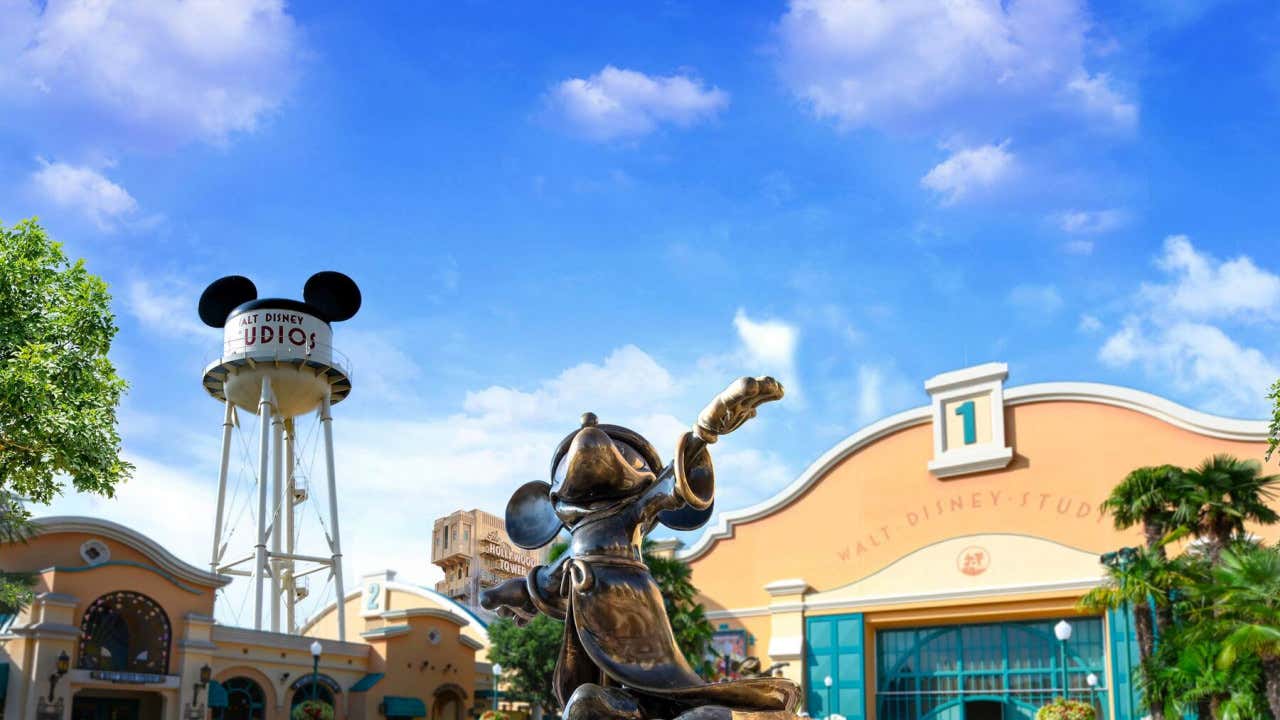 Entrada al parque Walt Disney Studios con una escultura de Mikey Mouse y el cielo azul de fondo 