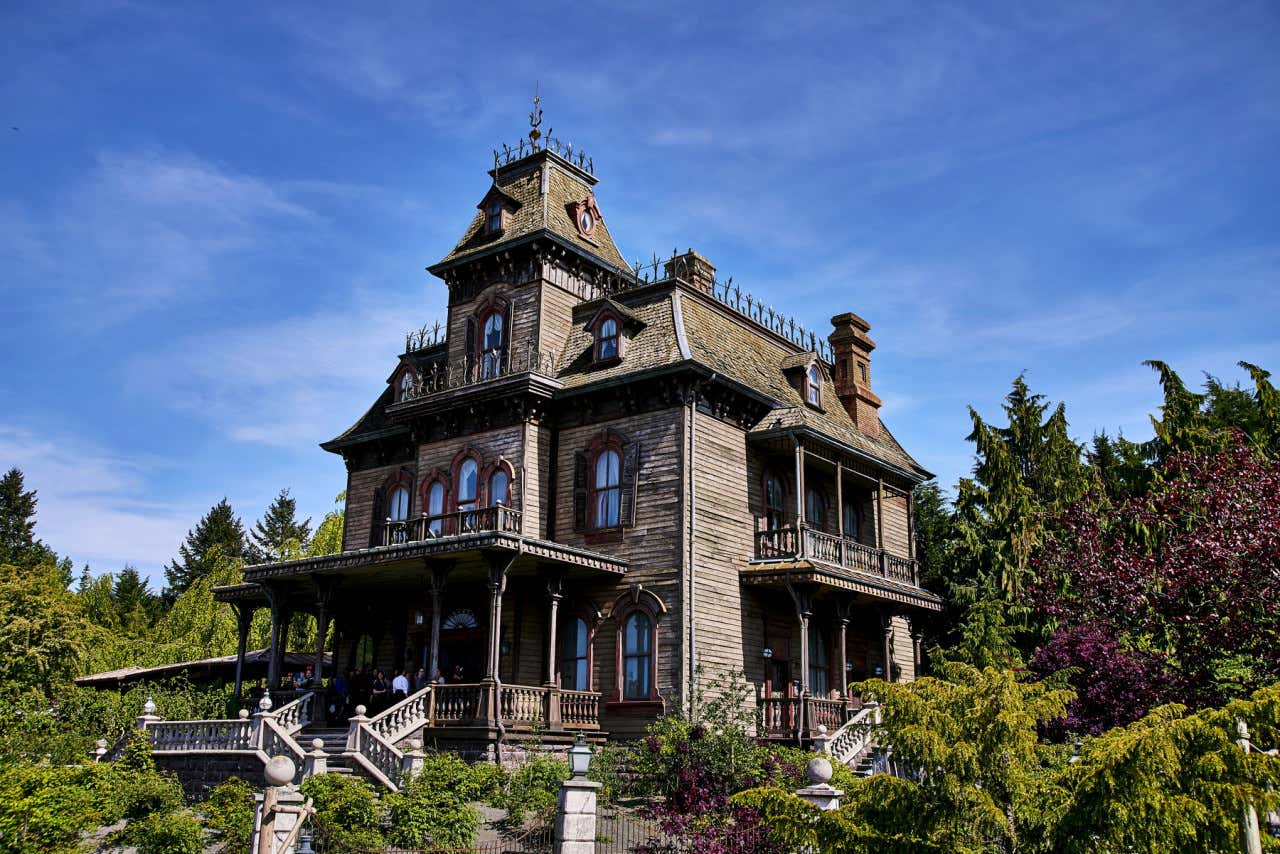 Vista panorámica de la mansión Phanton Manor con el cielo azul de fondo