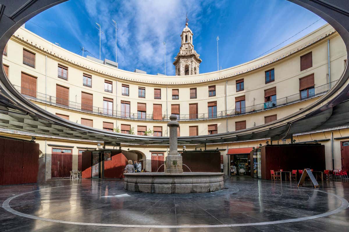 La plaza Redonda de Valencia, de forma circular y con una fuente en el centro