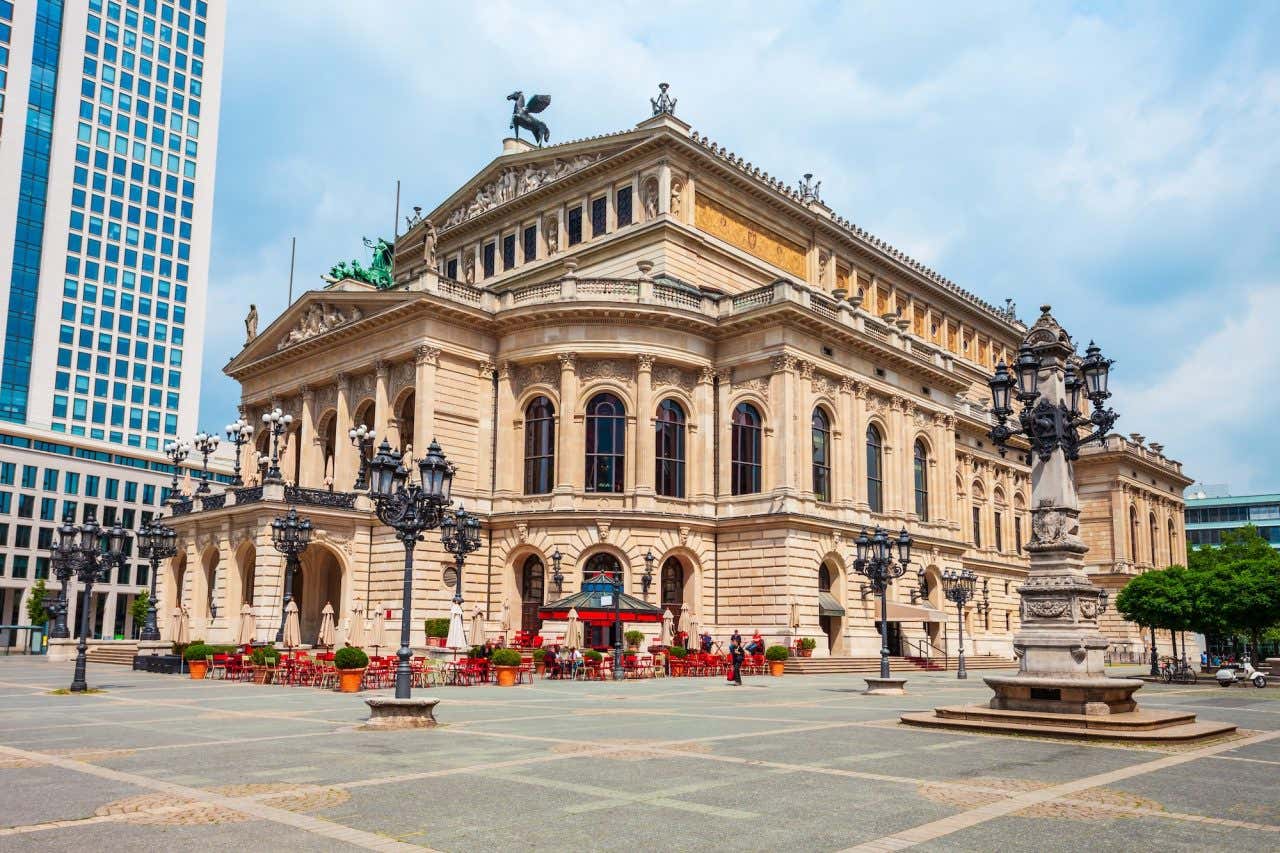 Edifício neorrenascentista repleta de decorações em uma praça de Frankfurt