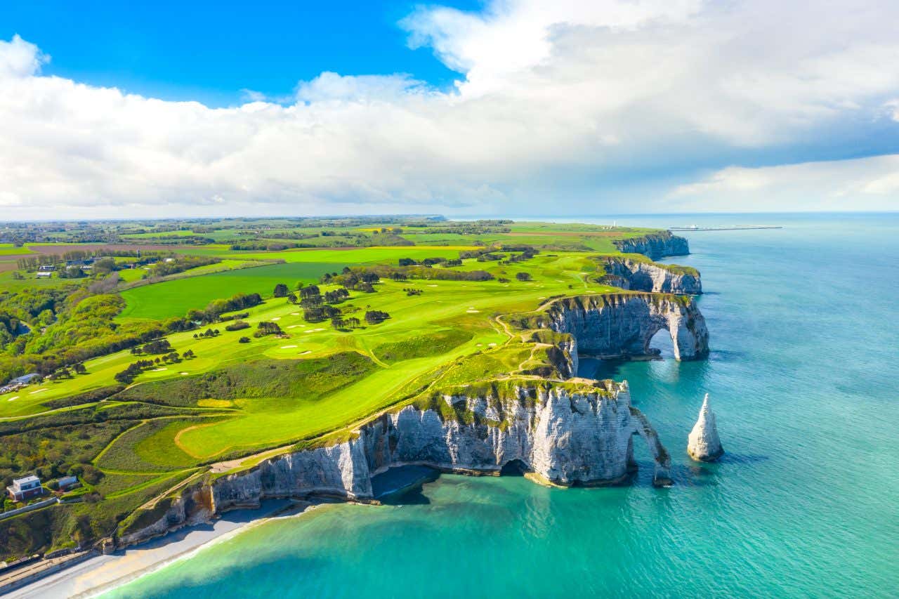 Vue aérienne sur les falaises d'Étretat et son paysage verdoyant, un incontournable en Normandie