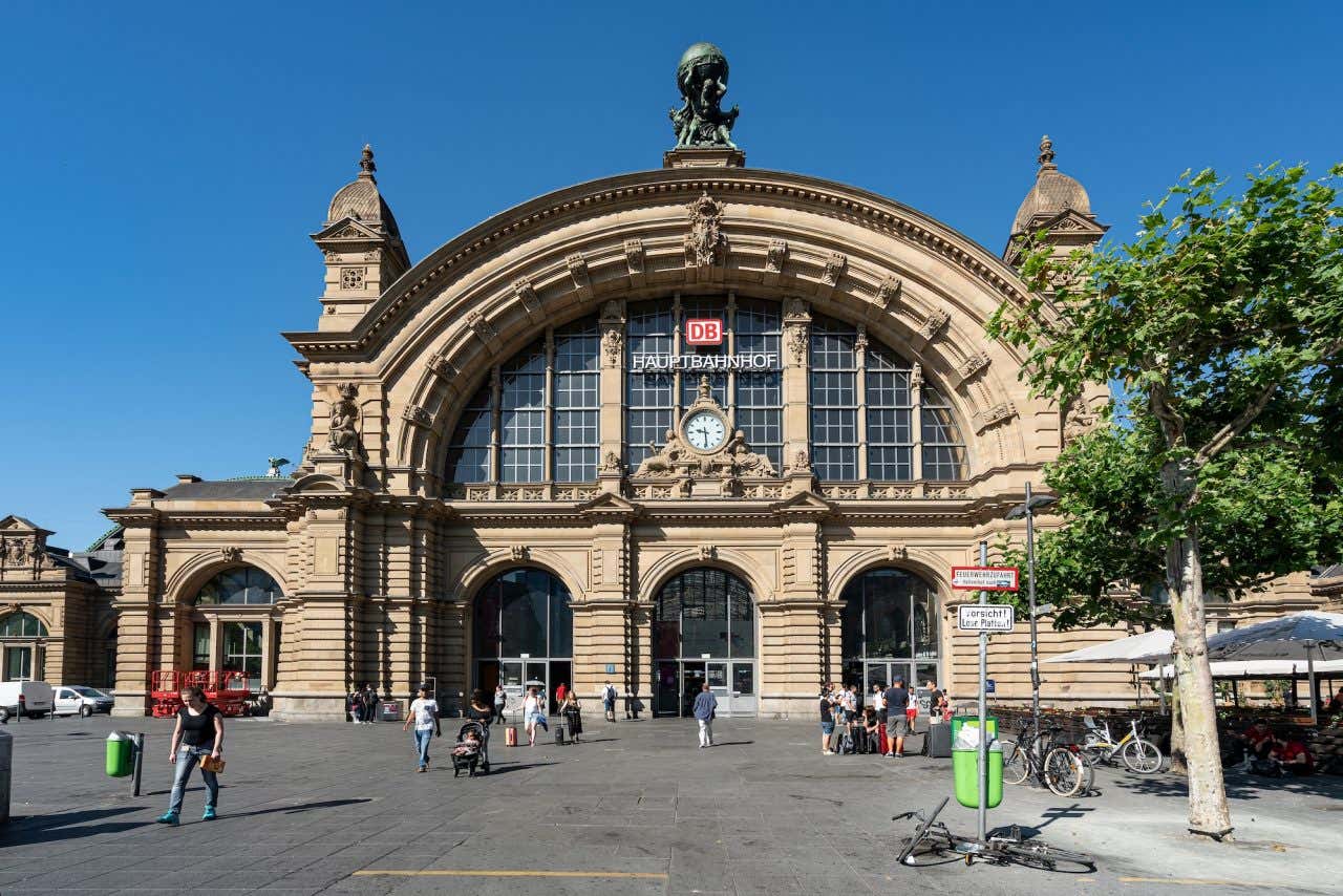 Fachada neorrenascentista da estação central de Frankfurt