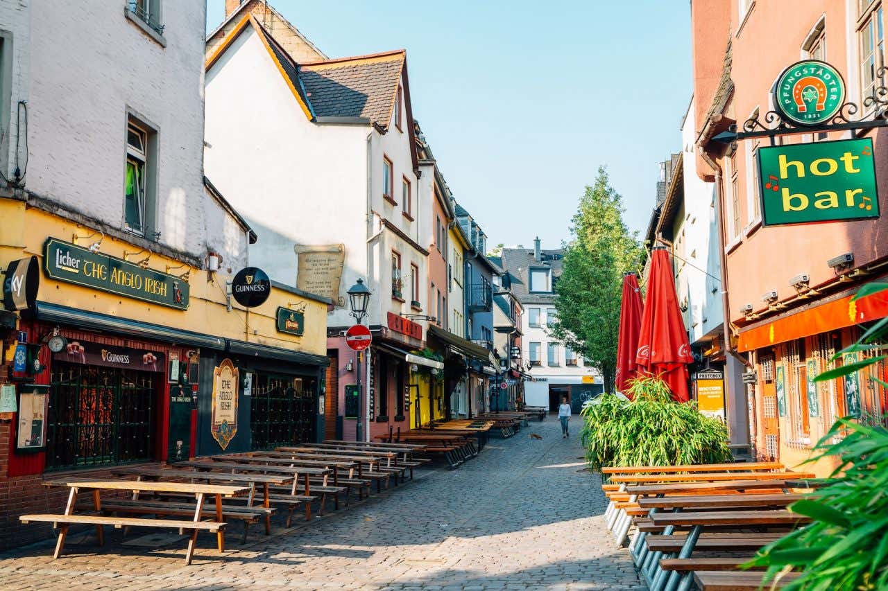 Rua de paralelepípedos com bares e restaurantes 