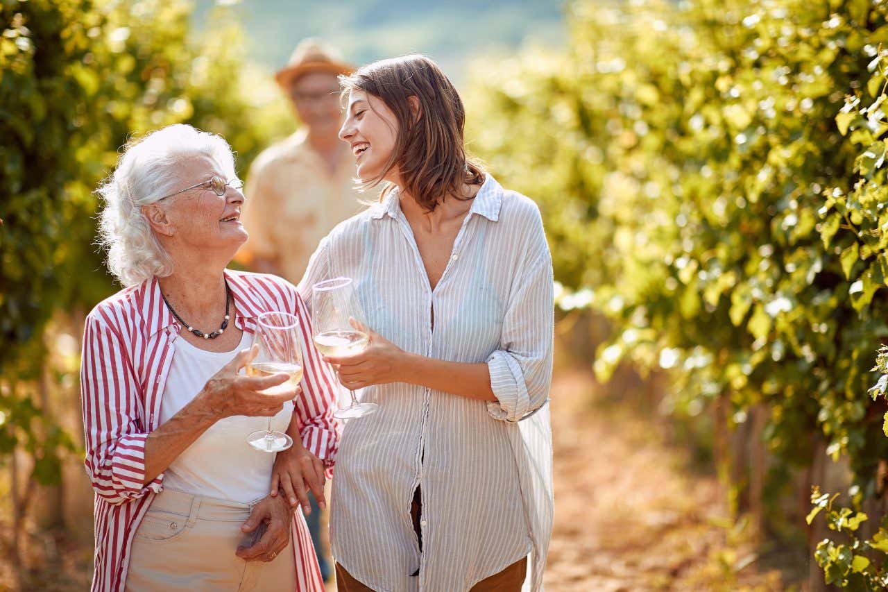 Deux femmes dégustant du vin dans un vignoble, l'activité idéale pour la fête des Mères