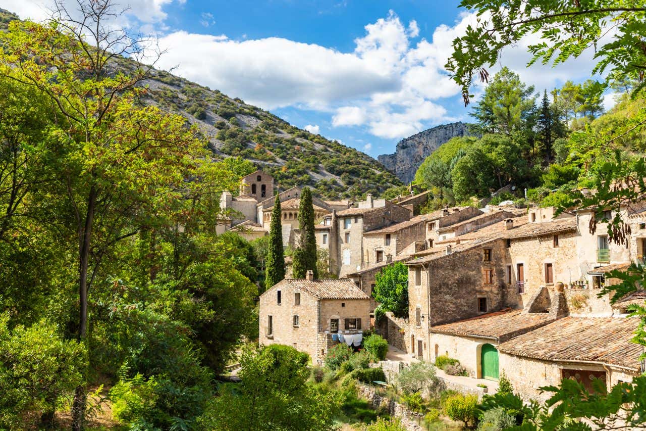 Vue sur le village de Saint-Ghuilhem-le-Désert, une visite à faire près de Montpellier