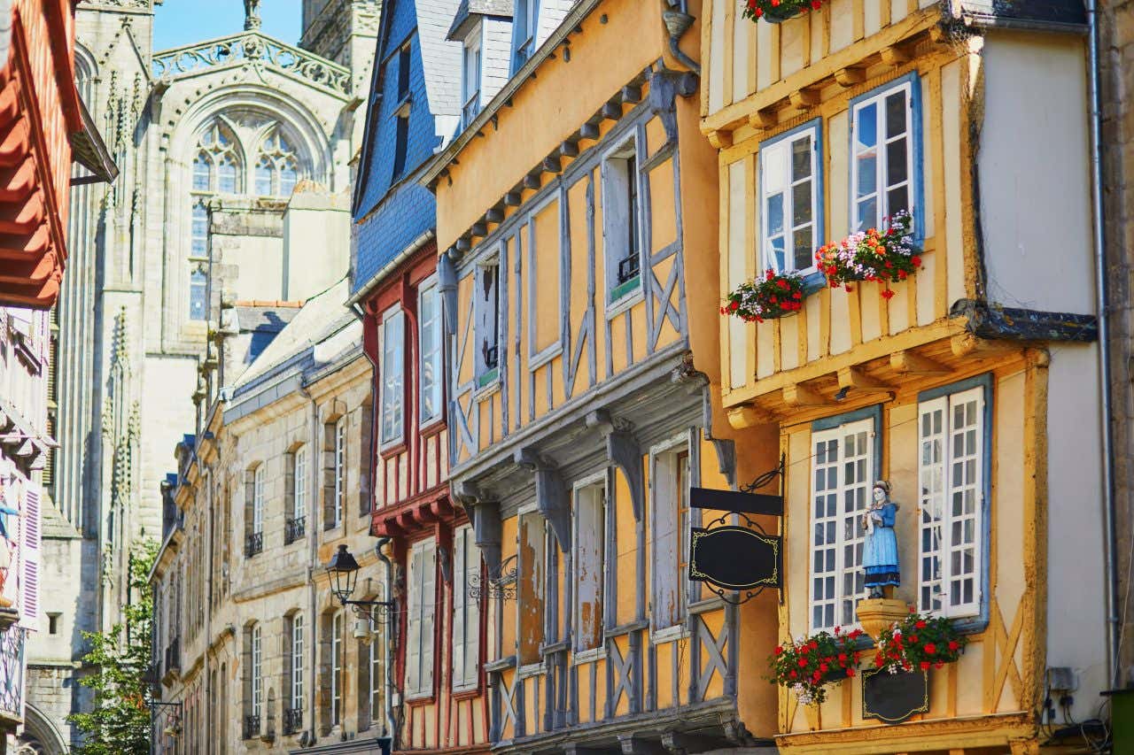 Maisons à colombages à Quimper, avec la cathédrale en arrière-plan