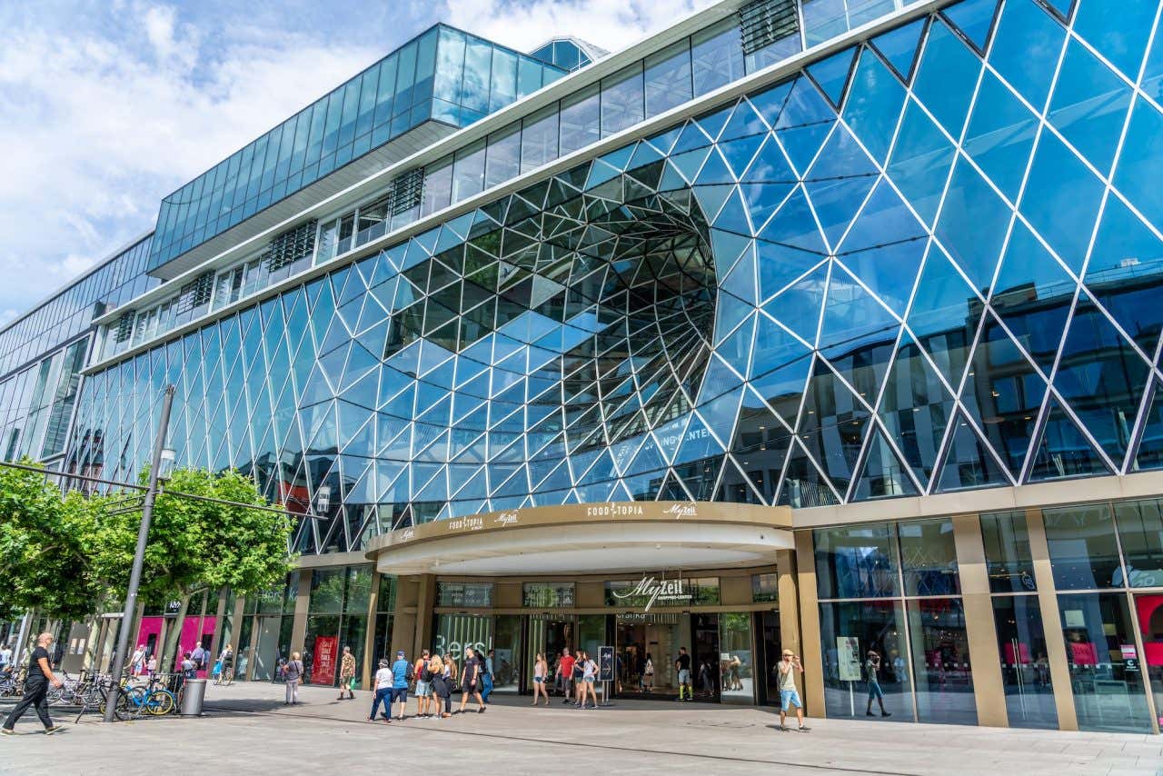 Fachada futurista do shopping Zeil repleto de vidros refletivos 