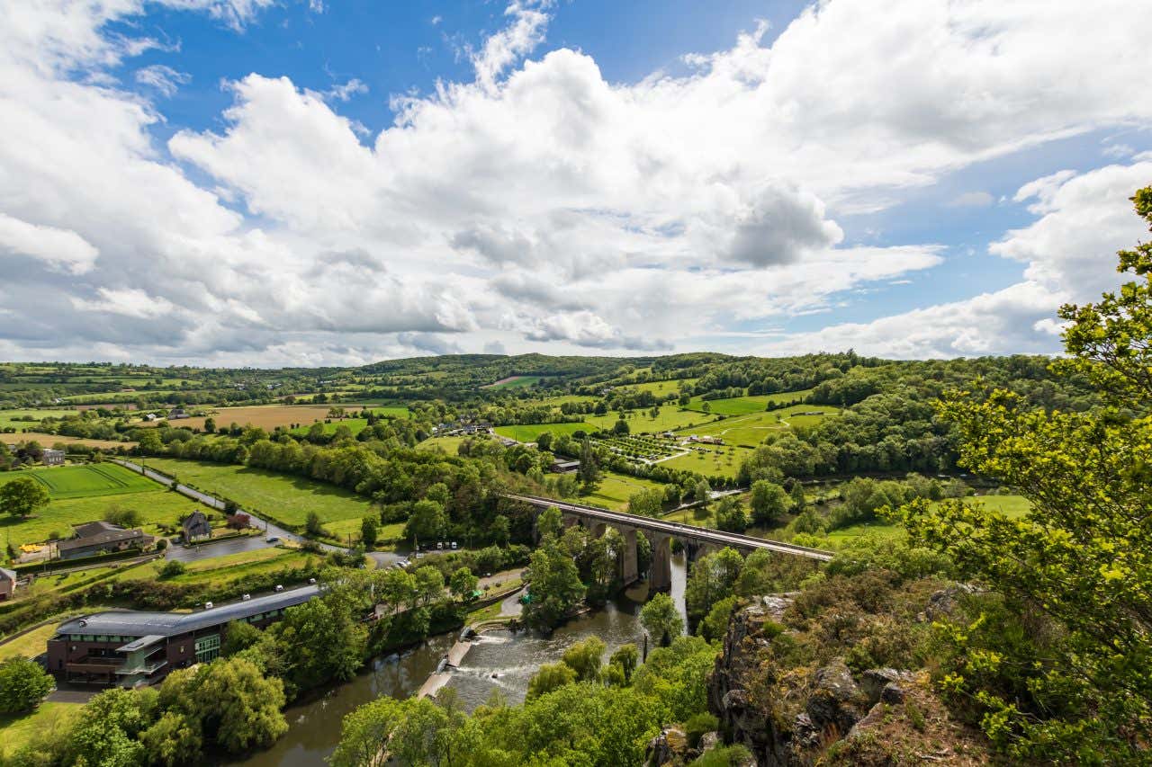 Paysage de la Suisse normande où il est possible de faire des activités dans la nature de la Normandie