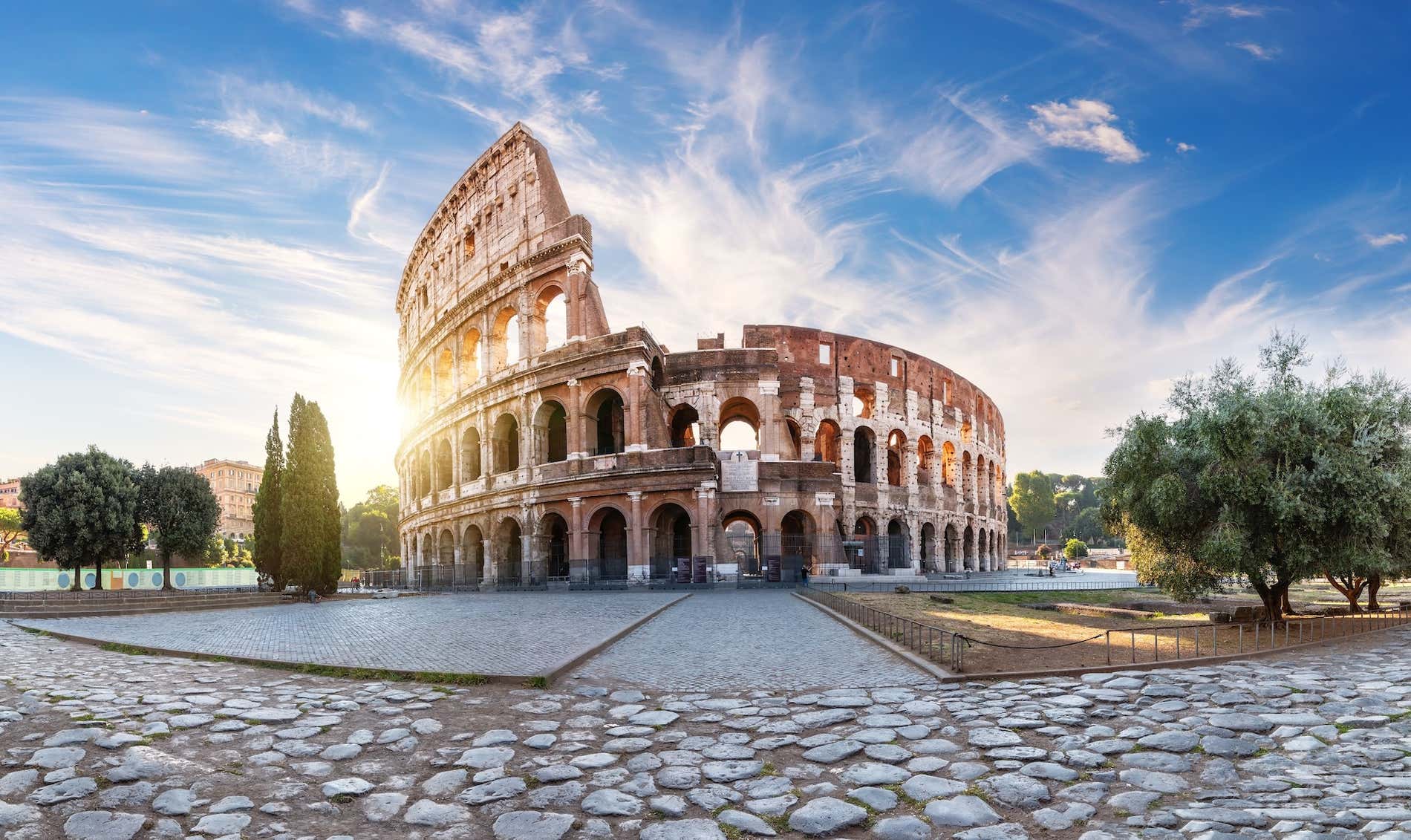 Coliseu romano ao pôr do sol, vista de verão sem pessoas, Itália