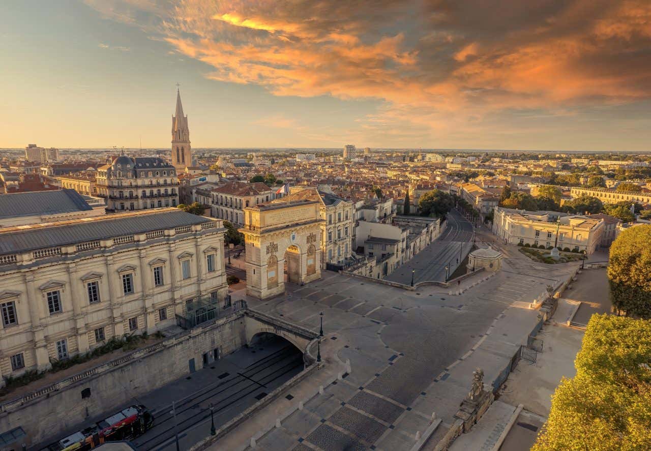 La porte du Peyrou de Montpellier au coucher du soleil, un endroit à voir dans la ville