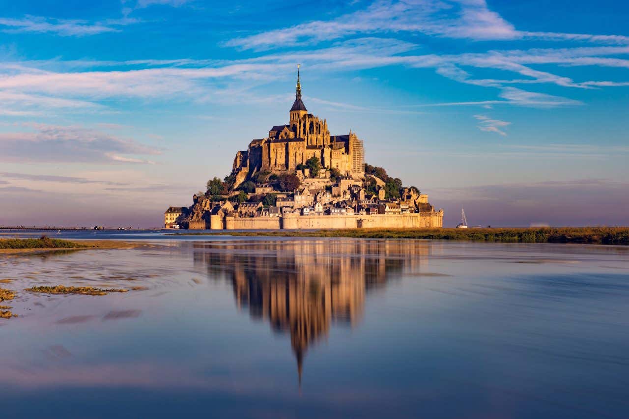 Le Mont-Saint-Michel se reflétant dans l'eau, une visite incontournable en Bretagne