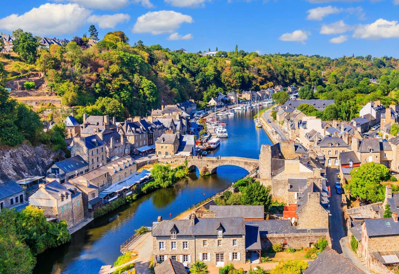 Vue sur Dinan sous le soleil, une visite à faire en Bretagne