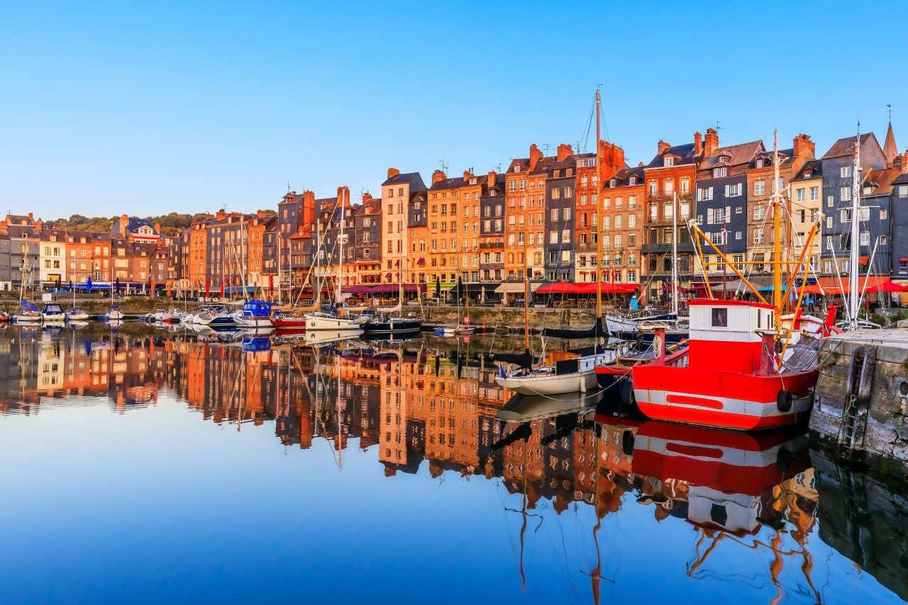 Le port de Honfleur et ses bateaux devant ses maisons typiques, une visite à faire en Normandie