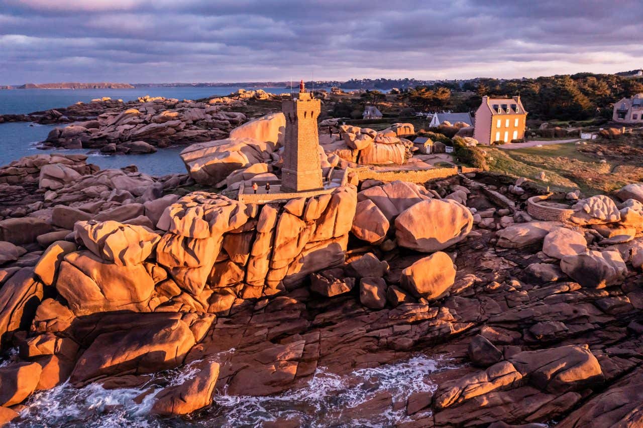 Le phare de Ploumanac'h au coucher du soleil, un endroit à ne pas manquer en Bretagne