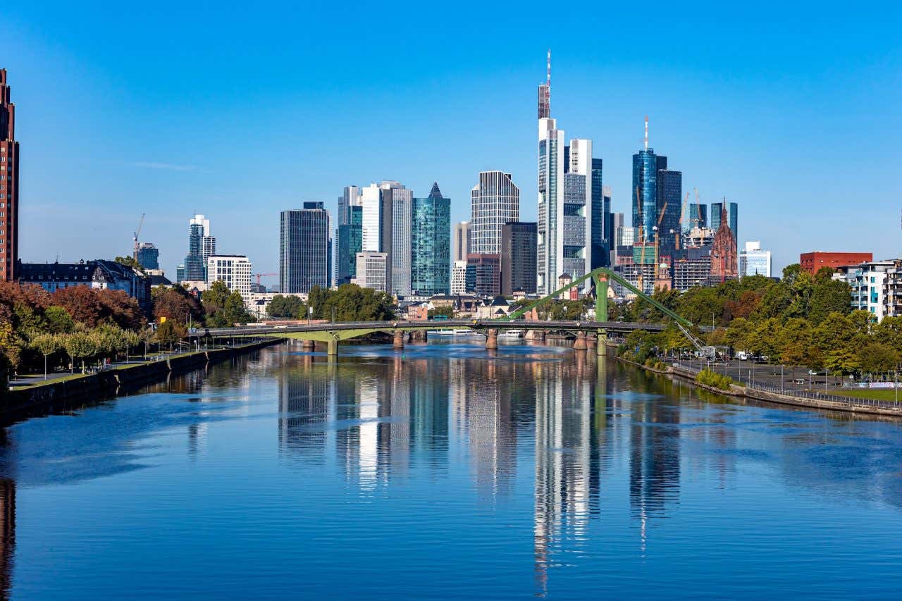 Skyline de Frankfurt com o rio Meno e arranha-céus da cidade em um dia ensolarado