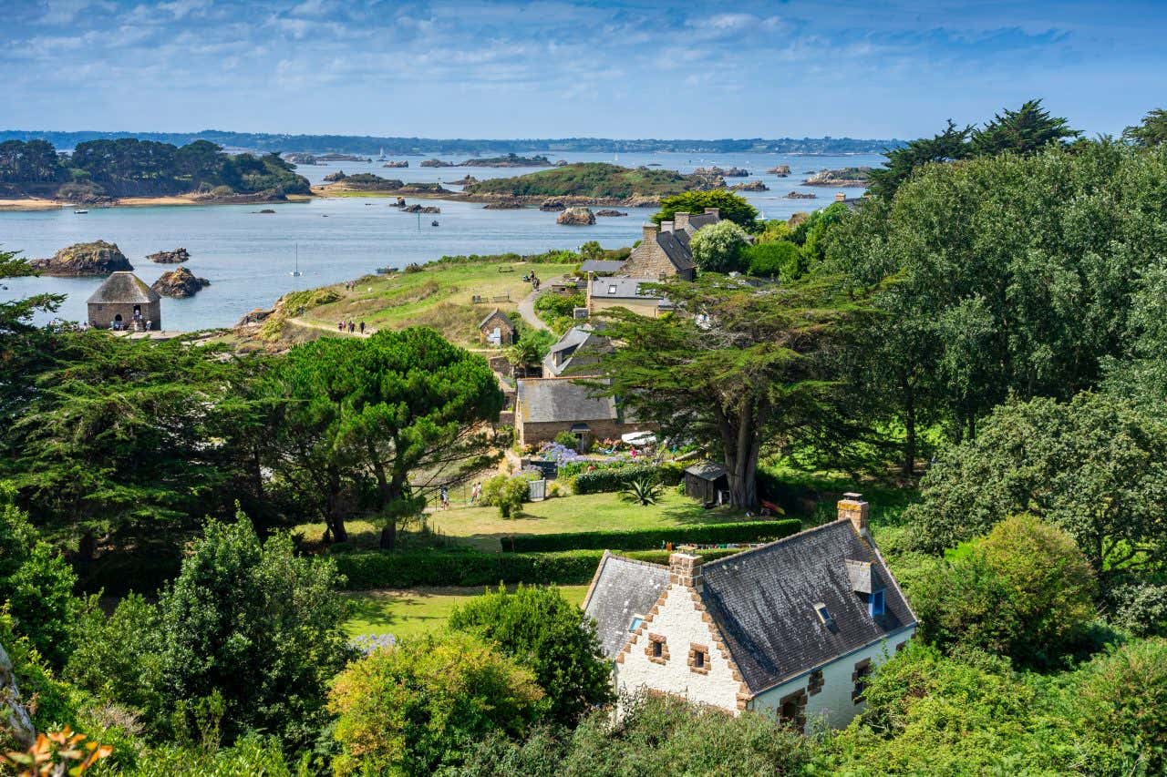 Vue sur l'île de Bréhat, une visite à faire en Bretagne