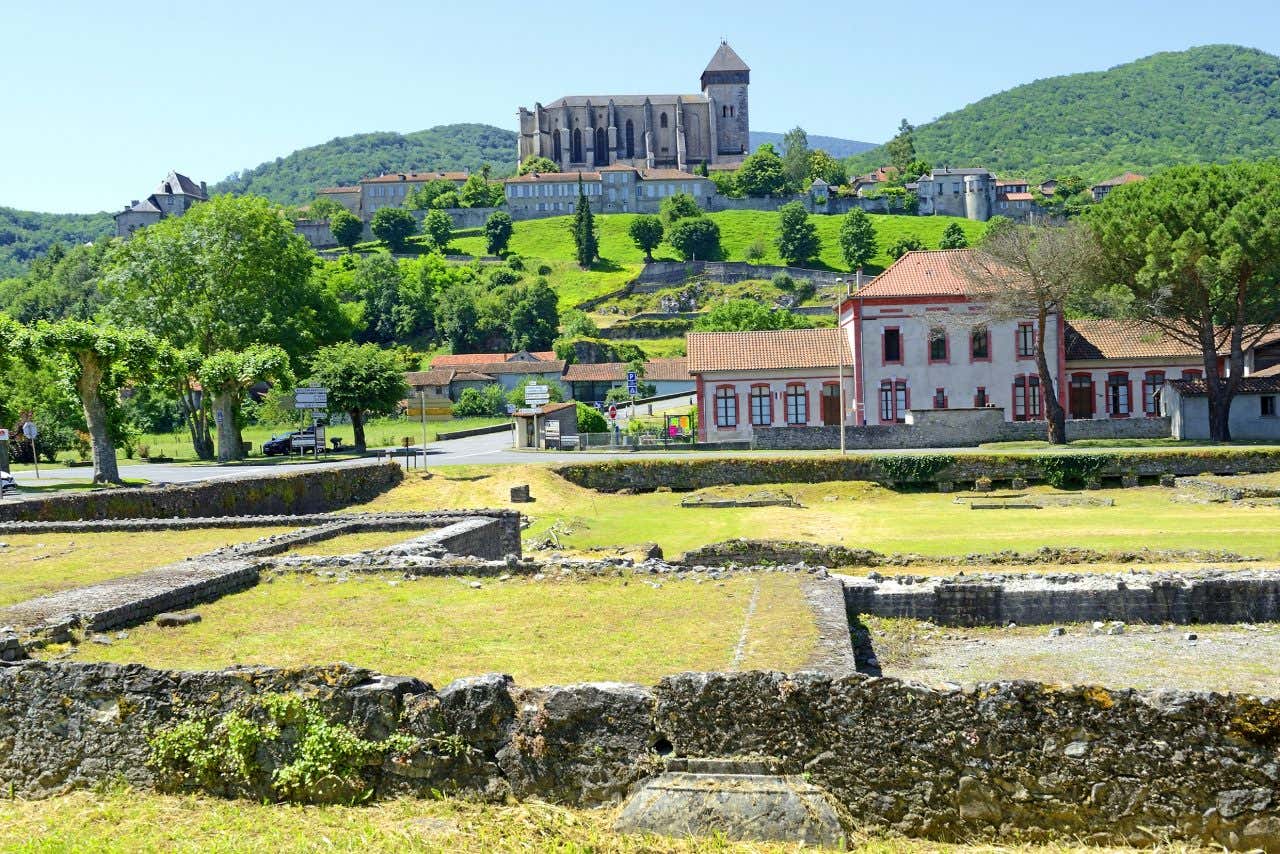 Vue sur le village de Saint-Bertrand-de-Comminges avec une église en haut d'une colline