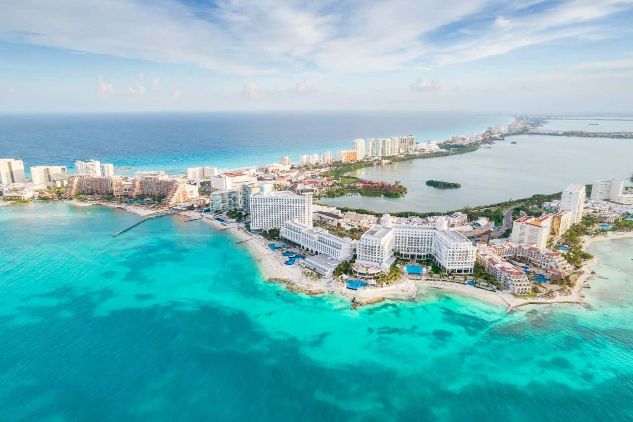 Vue aérienne sur Cancún et sa zone hôtelière entourée par la mer turquoise