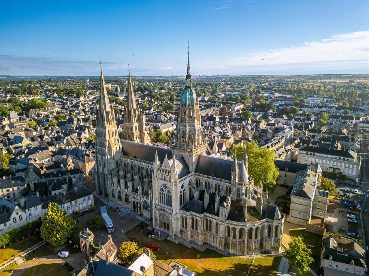 Vue aérienne sur la cathédrale de Bayeux où se trouve la célèbre tapisserie racontant la conquête de l'Angleterre par Guillaume le Conquérant