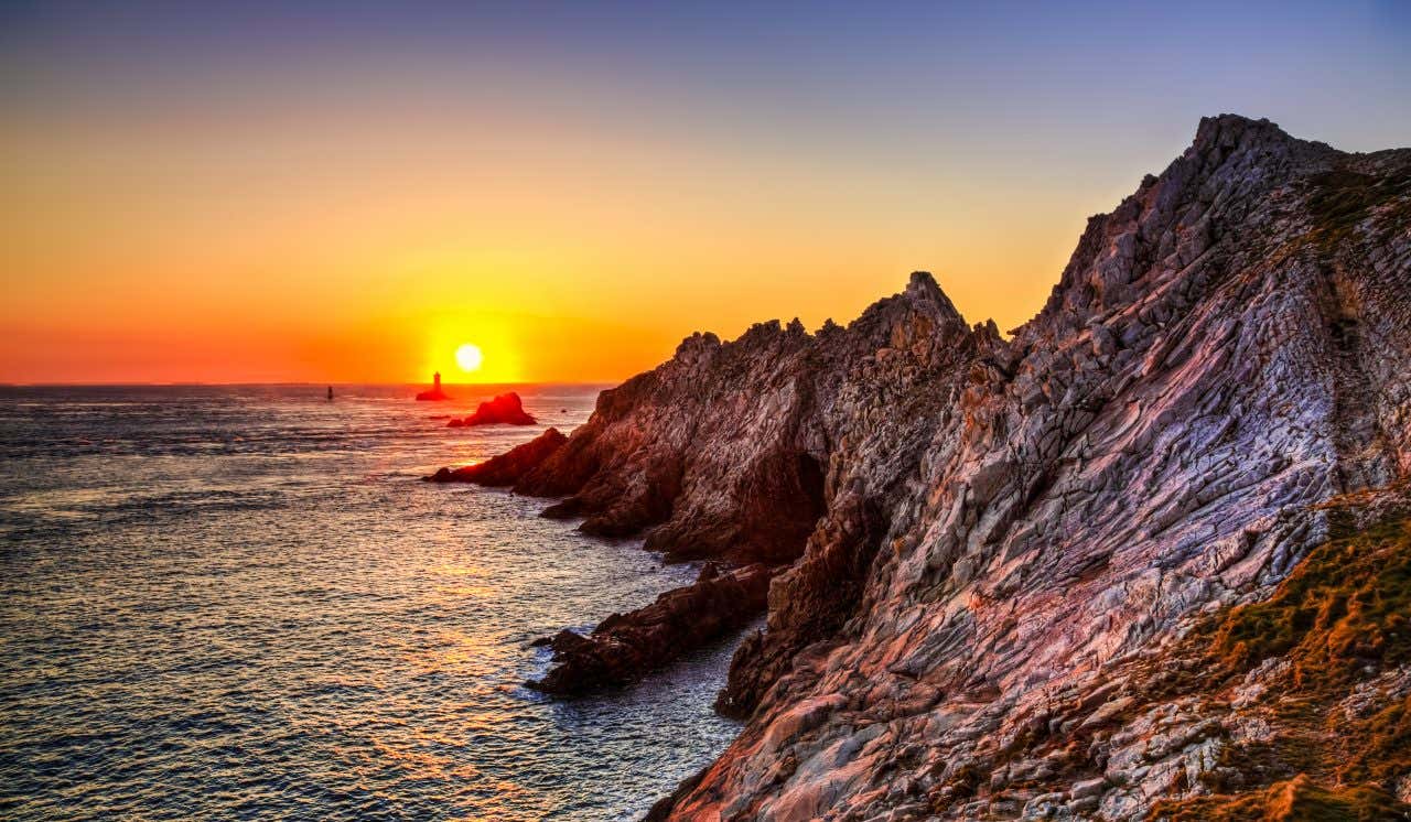 La Pointe du Raz au coucher du soleil avec le phare de la Vieille au loin