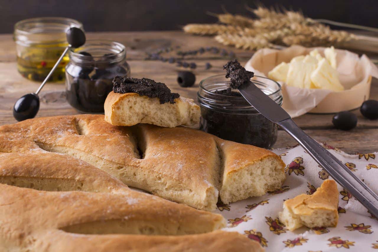 Spécialités culinaires du Languedoc avec fougasse, tapenade et huile d'olive