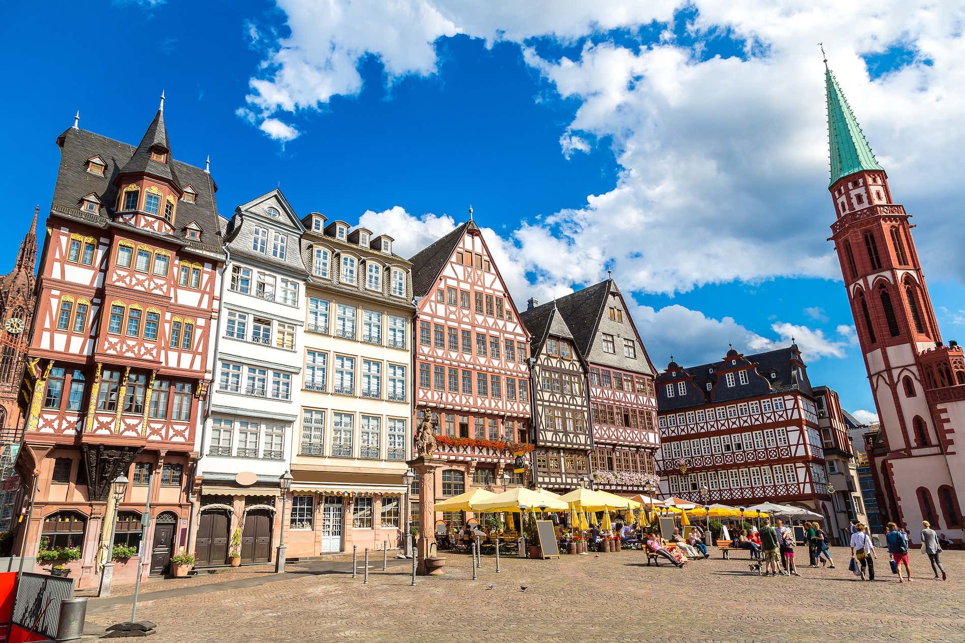 Prédios antigos tradicionais em Frankfurt em um dia de verão