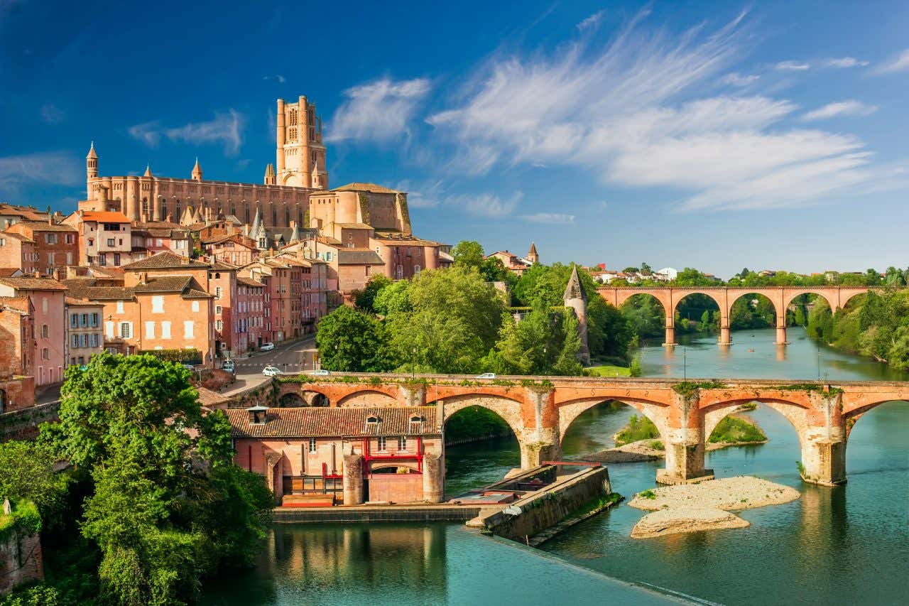 Vue panoramique sur la ville d'Albi et sur le Tarn avec deux ponts le traversant