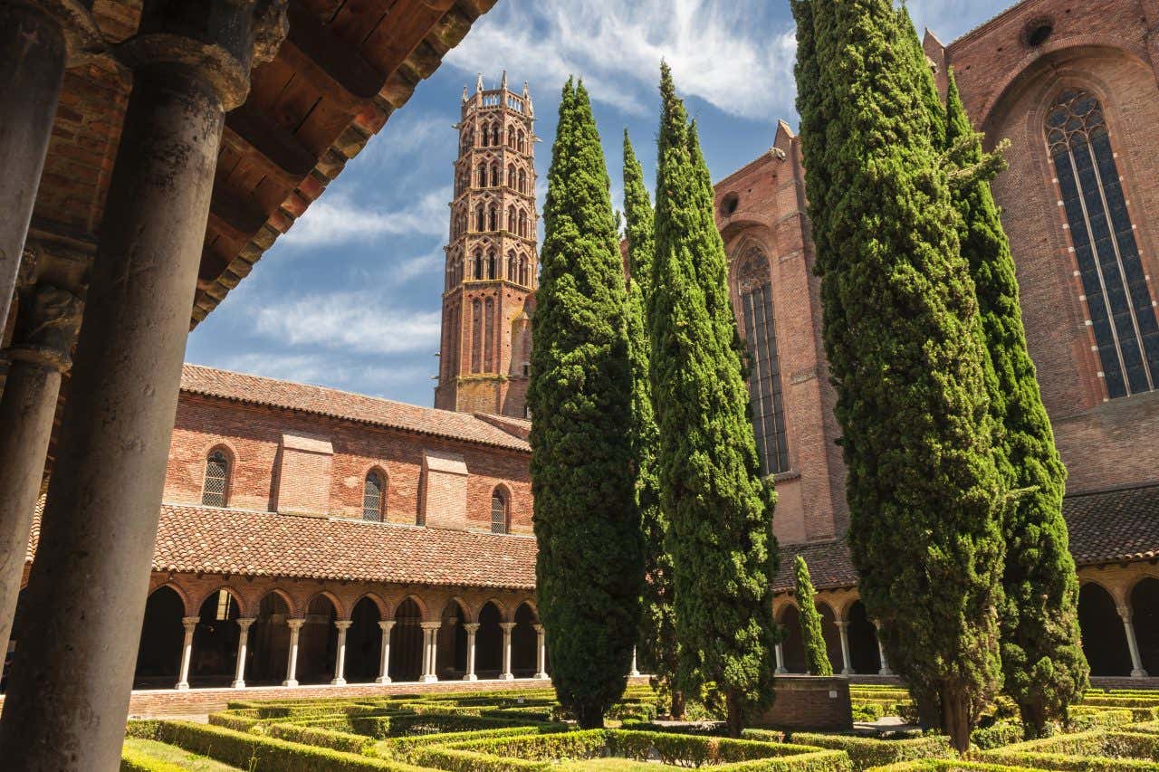 Vue sur la cour du cloître du Couvent des Jacobins, une visite à faire à Toulouse