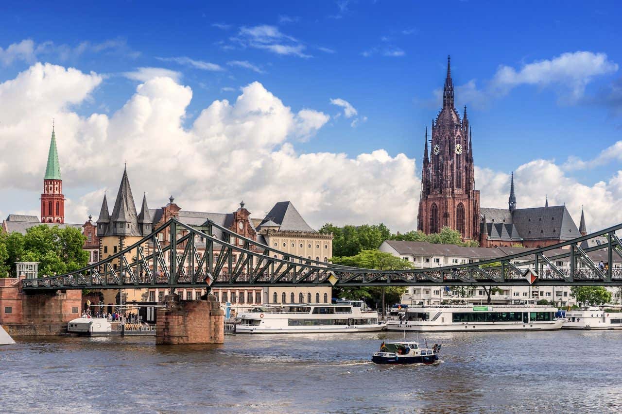 Panorâmica de Frankfurt com a ponte Eiserner Steg sobre o rio Medo e os monumentos da cidade ao fundo