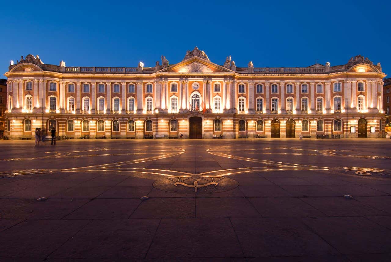 Place du Capitole et façade de l'hôtel de ville illuminée de nuit, une visite à faire à Toulouse