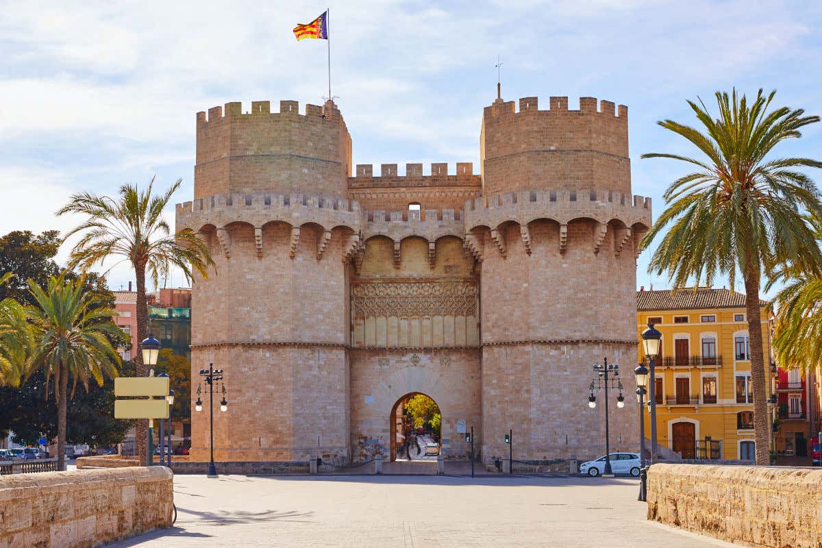 Las torres de Serranos, un pórtico de carácter defensivo conformado por dos torreones y coronado por una bandera 