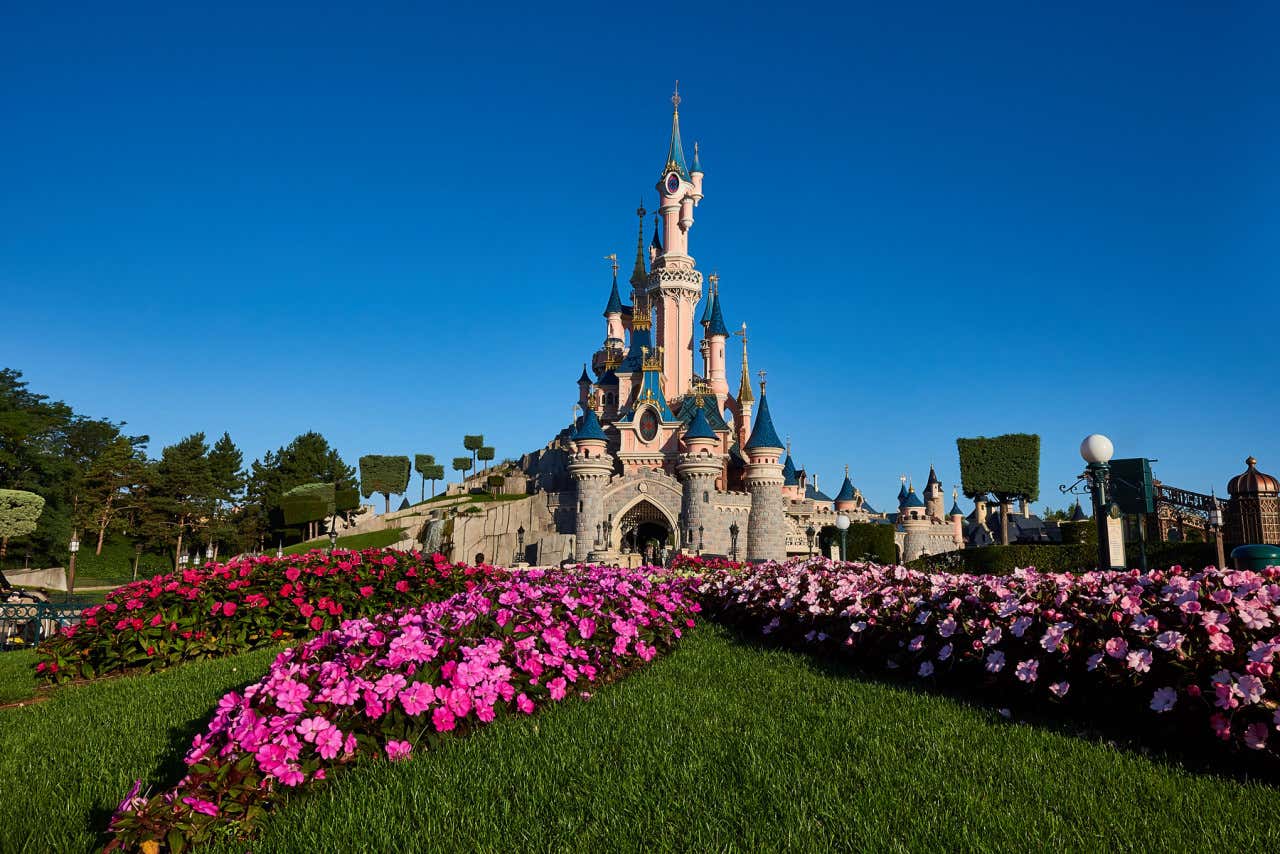 Vistas del Castillo de la Bella Durmiente de Disneyland de día con el cielo azul de fondo