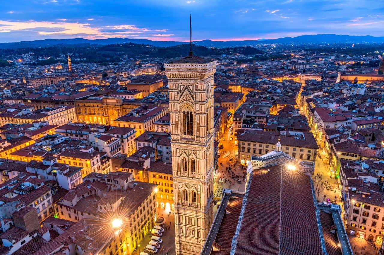 Le Campanile de Giotto au coeur du centre historique de Florence, illuminé de nuit