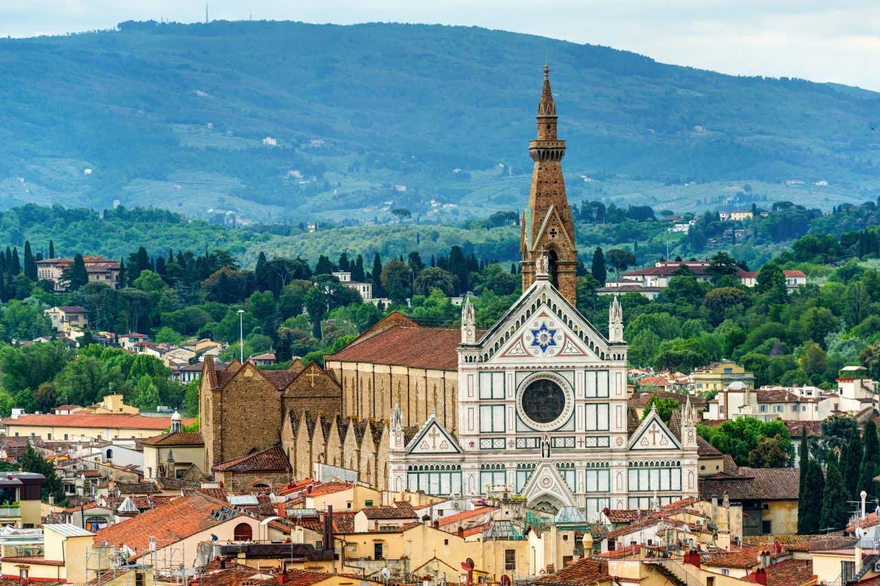 La Basilique Santa Croce au coeur du centre historique de Florence et des collines verdoyantes en arrière-plan