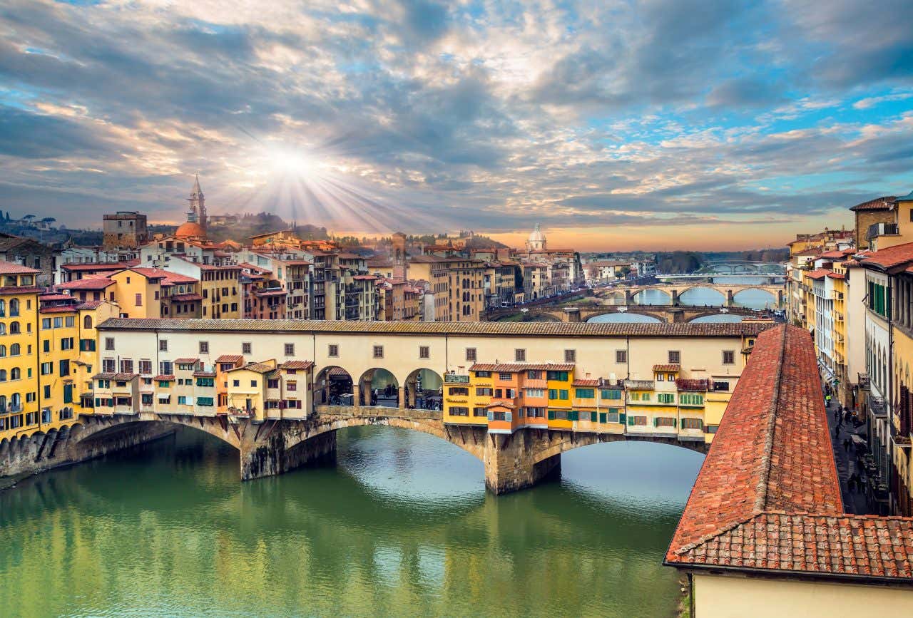 Ponte Vecchio de Florence traversant un fleuve, aux dernières lueurs du jour