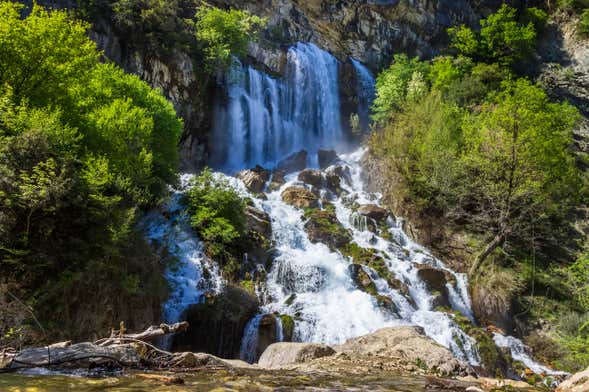 Excursión a la cascada Sotira y el lago Dardha