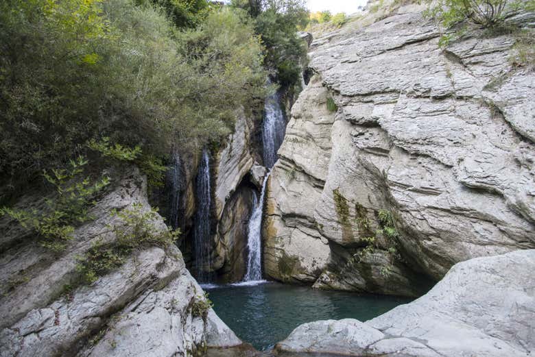 Agua cayendo en la cascada de Bogove