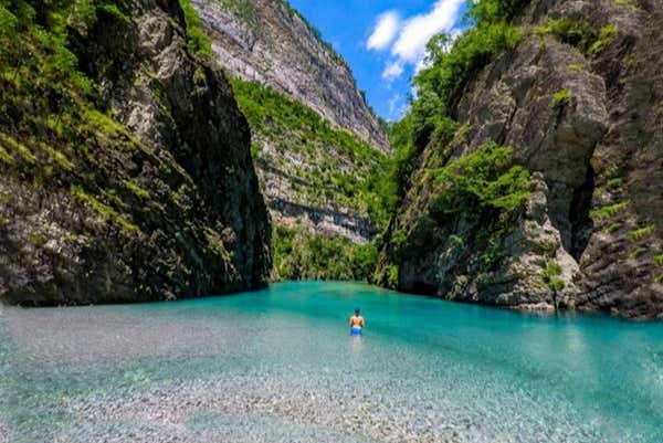 Escursione al lago Koman da Tirana - Prenotazione a Civitatis.com