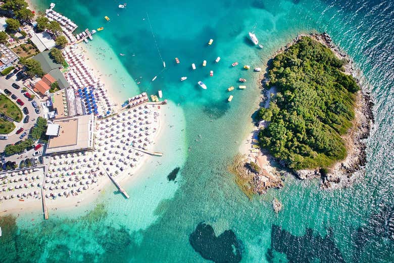 Vista aérea de una playa de Ksamil