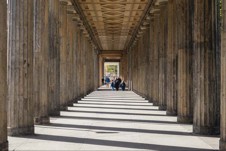 Paseando entre las altas columnas del Altes Museum