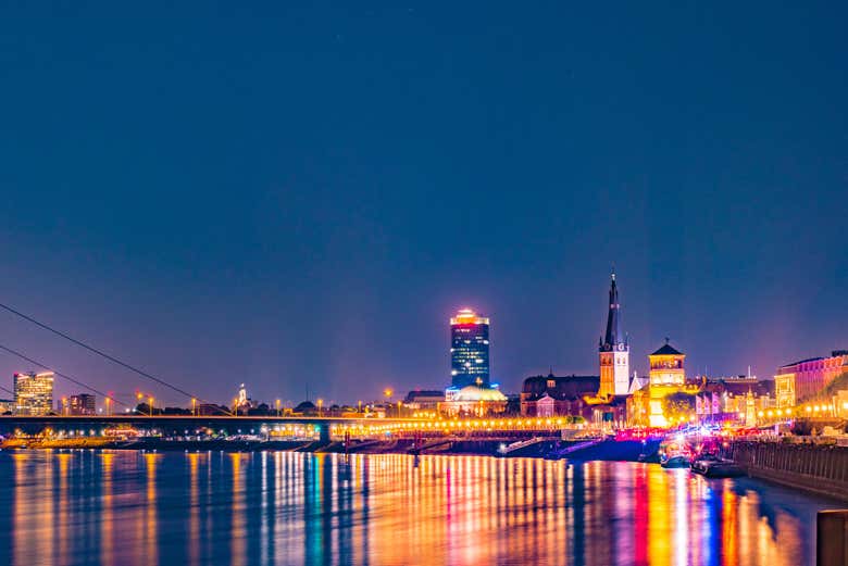 Edificios de Düsseldorf iluminados durante la noche