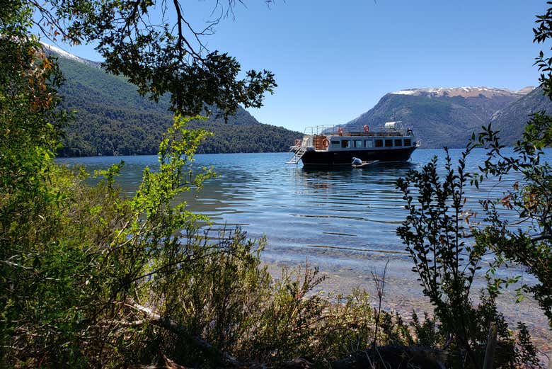 Navegando por el Brazo Tristeza del lago Nahuel Huapi