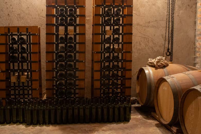 Interior de una bodega con los vinos en reserva