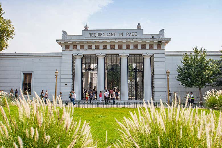 Entrada al Cementerio de La Recoleta