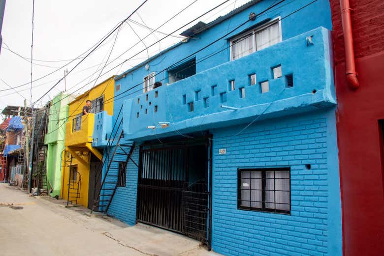 Coloridas casas en el barrio Mugica